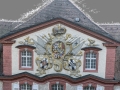 Eingangsportal mit Wappen